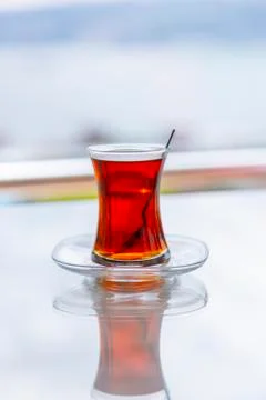 Turkish tea on a reflected table Foto stock