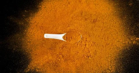 Turmeric, curcuma longa, Powder Exploding against Black Background, Indian .. Foto stock