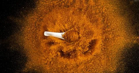 Turmeric, curcuma longa, Powder Exploding against Black Background, Indian .. 스톡 사진
