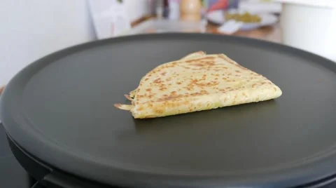 Turn almost finished folded crêpe Stock Footage 52633684