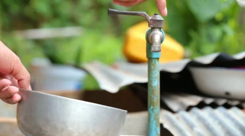 Turn on and off the tap 動画素材 65775932