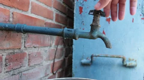 Turn on and turn off an old tap Video stock 11121772