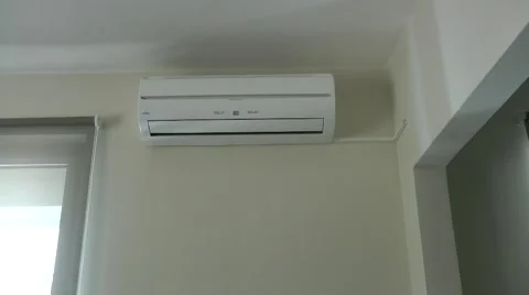Turn on an inverter air condition. Vídeos de archivo 59667292
