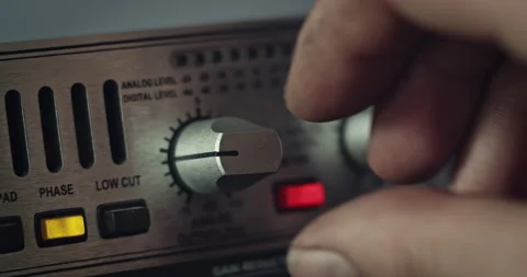 Turn the regulator on the amplifier Vídeos de archivo 132521162