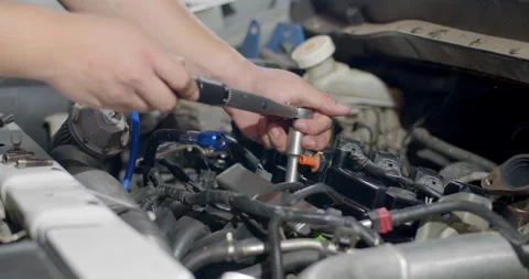 Turn the valve cover nut with a torque wrench.Use a torque wrench for precision. Stock Footage 281238455