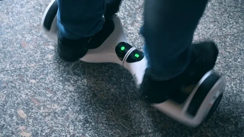 Turn on yourself balancing with hoverboard gyroscope segway Video stock 106035442
