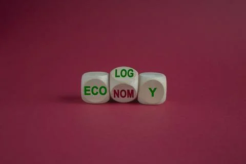 Turned a cube and changes the green word economy and ecology. Foto stock