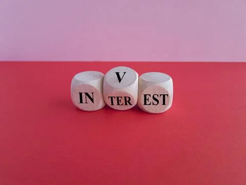 Turned a cube and changes the word invest to interest. Foto stock