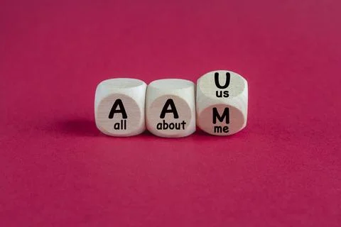 Turned a cube and changes the words AAM (all about me) to AAU (all about us) Foto stock