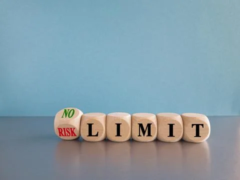 Turned a dice and changes the expression RISK LIMIT to NO LIMIT. Foto stock