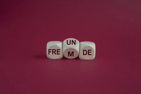 Turned the dice and changes the German word Fremde strangers into Freunde fri Foto stock