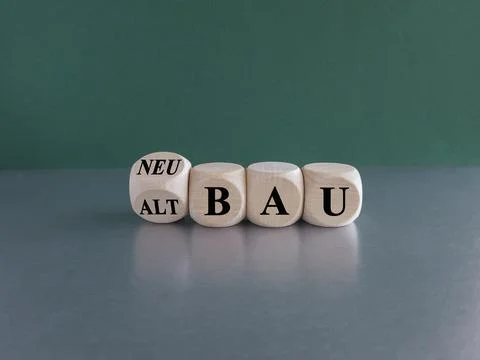 Turned a wooden cube and changes the German word Altbauto Neubau Foto stock