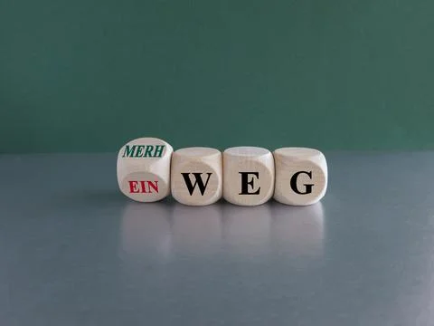 Turned a wooden cube and changes the red German word Einweg to Mehrweg Foto stock