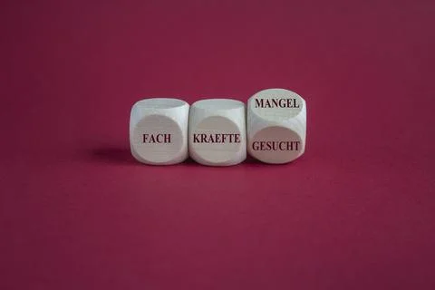 Turned wooden cube and changes the German expression 'Fachkraefte gesucht' .. Foto stock