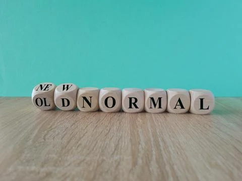 Turned a wooden cube and changes the expression old normal to new normal. Foto stock