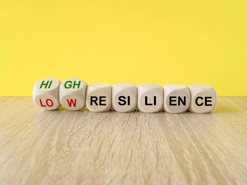 Turned wooden cubes and changes red words 'low resilience' to 'high resilienc Foto stock