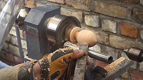 The turner makes on the machine tool the preparation of the Christmas egg. 库存影片 88950658