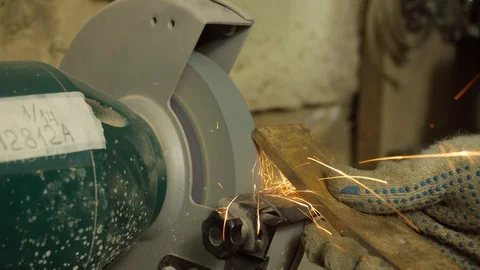 Turner sharpens a metal plate. 库存影片 129176822