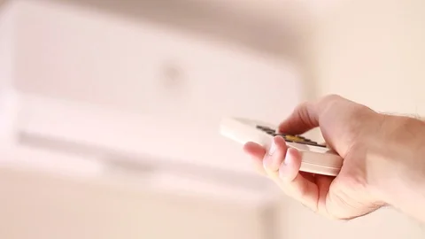 Turning on air conditioner with remote control Vídeo Stock 95319043