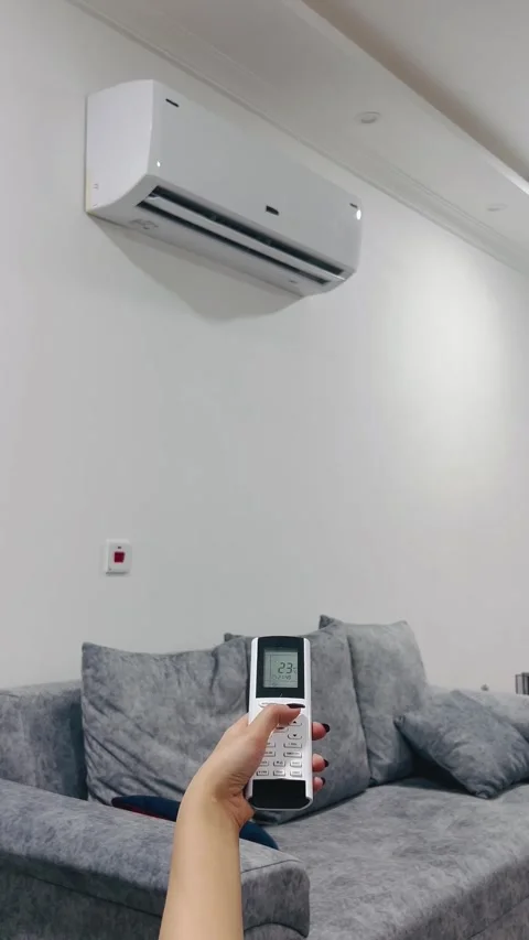 Turning off the air conditioner with remote, Vídeos de archivo 336848573