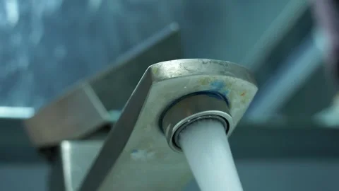 Turning On And Off A soiled Modern chrome tap In A Bathroom. Vidéo 262672525