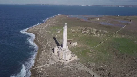 Turning around a lighthouse with a 4k drone 스톡 동영상 84038634
