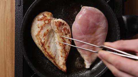 Turning Chicken Breasts In Frying Pan Top View Vidéo 336206503