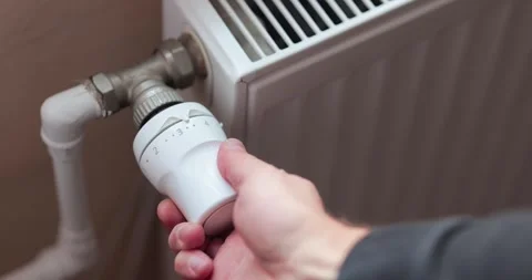 Turning down the heating radiator, energy saving 库存影片 311172470