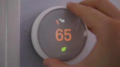 Turning Down Home Temperature on Smart Thermostat to Save Energy Vidéo 99520706