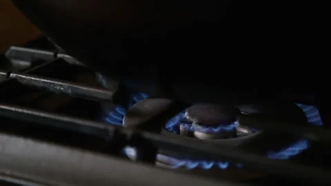 Turning On The Flame On A Stove Видео 232970351