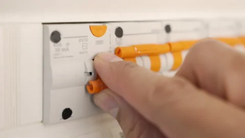 Turning on the fusebox Vidéo 262845663