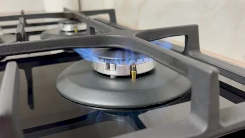 Turning the gas burner on and off. Video stock 200606574