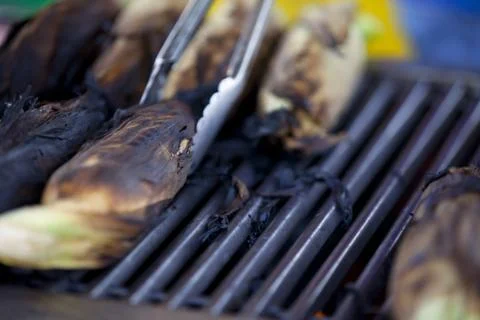 Turning grilled corn Stock-Fotos