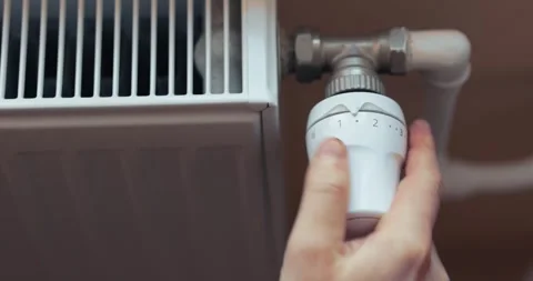 Turning off heating radiator 库存影片 303598253