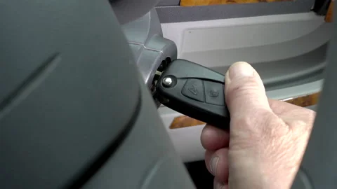 Turning ignition key to start a vehicle. Vídeos de archivo 131145491