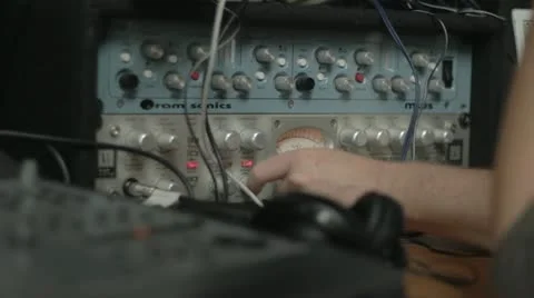 Turning knobs on Avalon preamp 库存影片 21240865