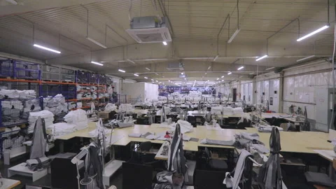 Turning off the lights in the factory workshop. Frame for the end of the video Vidéo 185448818