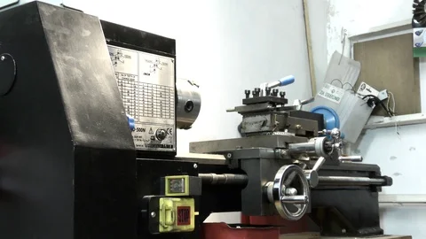 Turning machine in a DIY garage Stockbeeldmateriaal 125050381