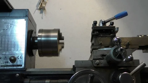 Turning machine in a DIY garage Vidéo 125050432