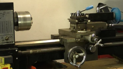 A turning-machine in a DIY shop Vidéo 125707179