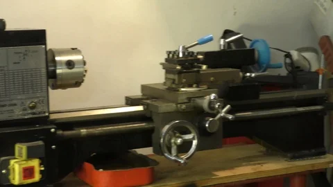 A turning-machine in a DIY shop Vidéo 125707190