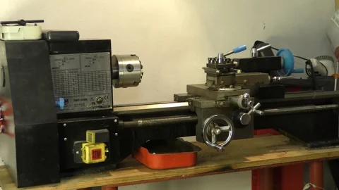A turning-machine in a DIY shop Vidéo 125707203