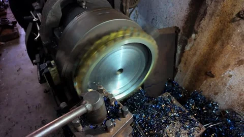 Turning metal shaping in lathe machine Stockbeeldmateriaal 346463967