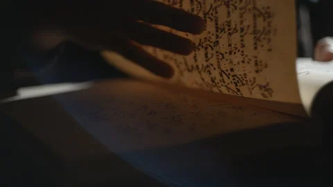 Turning the pages of an old book close-up Vídeos de archivo 99083245
