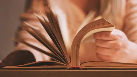 Turning the pages of an old thick book. Stockbeeldmateriaal 181066341