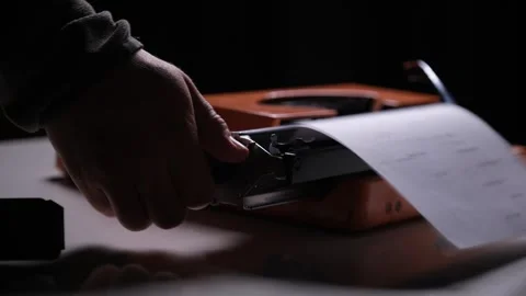 Turning the Paper Feed Lever on a Typewriter 库存影片 318590782