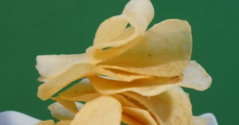 Turning a pile of potato chips 库存影片 162623256