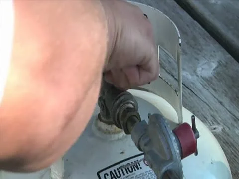 Turning on Propane Tank 库存影片 10561669