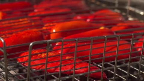 Turning red pepper in stainless mesh grill for even cooking 库存影片 332558829