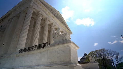 Turning shot from the shadow side of the Supreme Court building in Washington DC 스톡 동영상 128384844